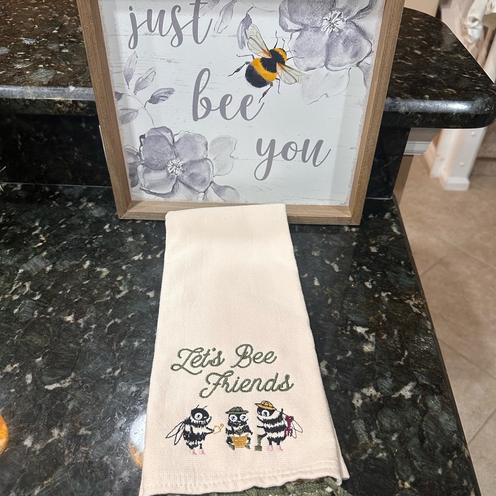 Bee-Themed Decorative Sign and Towel Set